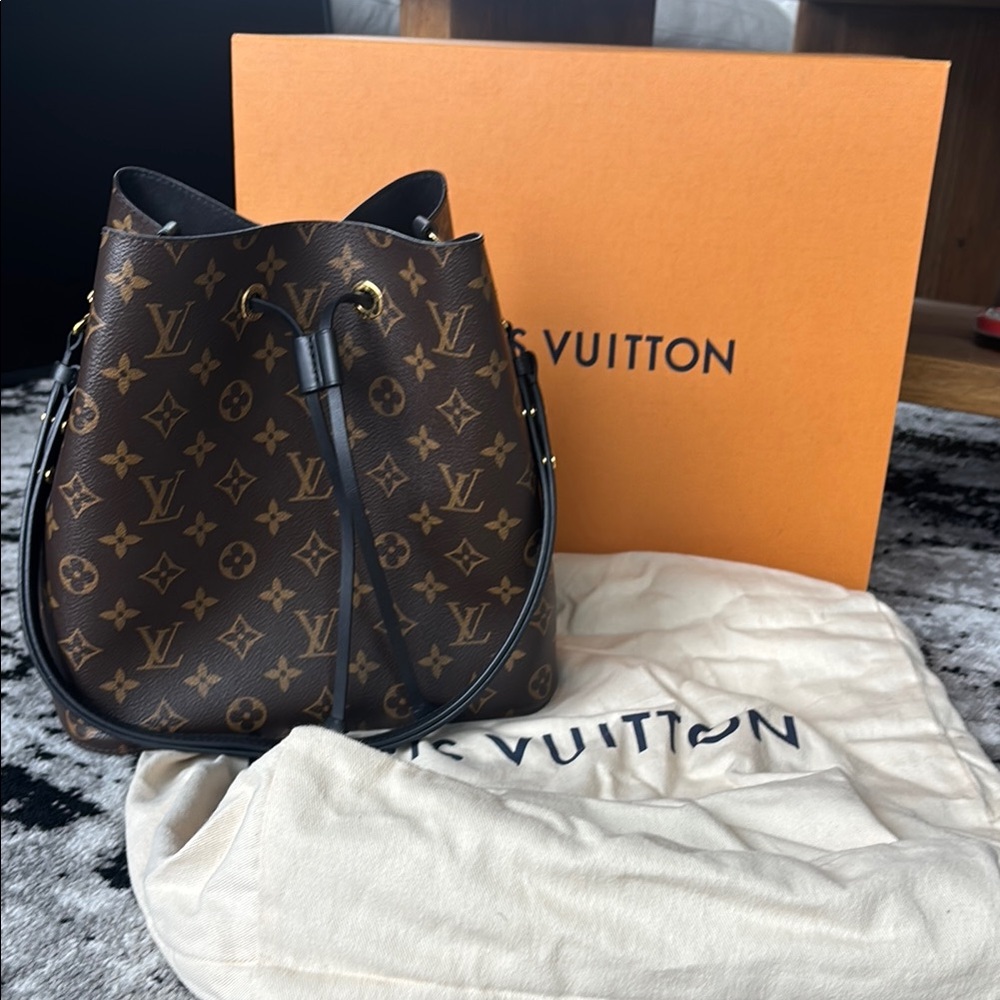Louis Vuitton NeoNoe mm Shoulder Bag with Monogram Canvas